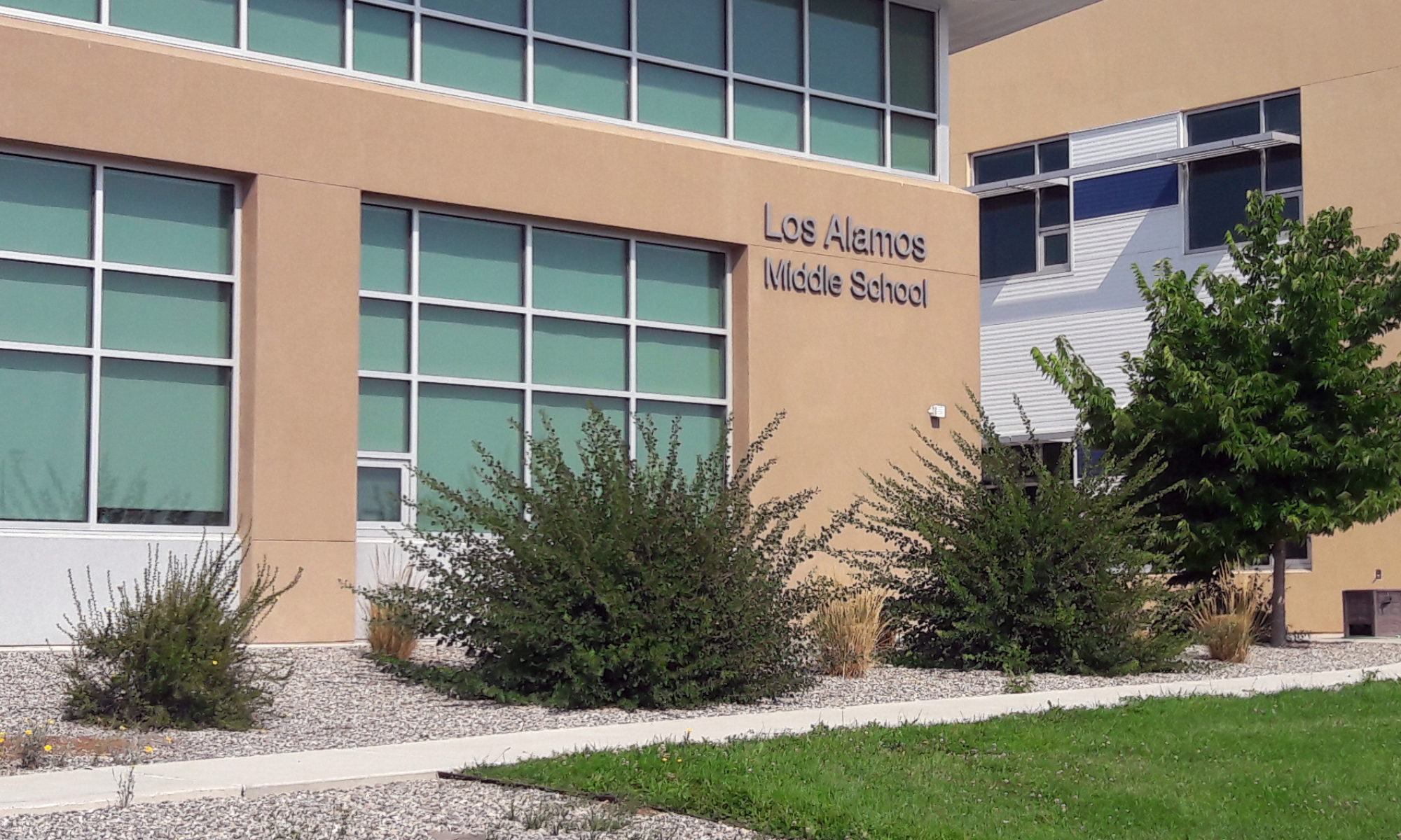 Picture of exterior of Los Alamos Middle School